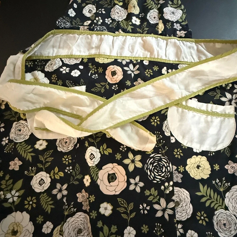 Now Designs Black Floral Ruffle Apron with Pockets Full Length Kitchen Cooking